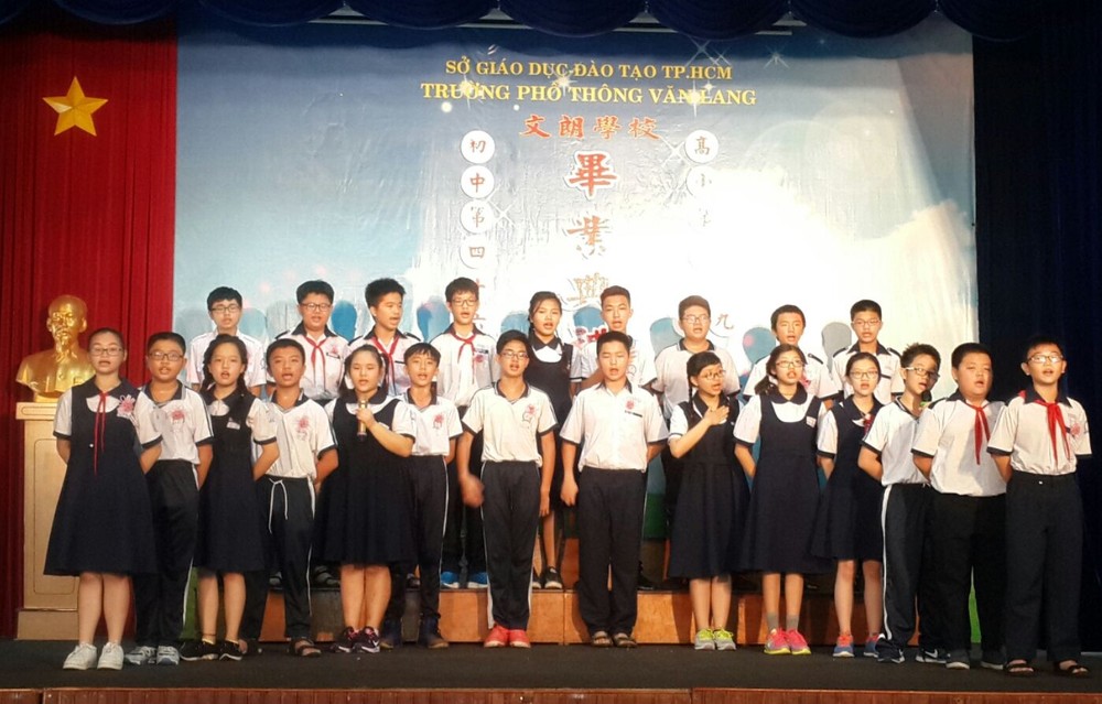 福中外語中心老師與畢業生合照。