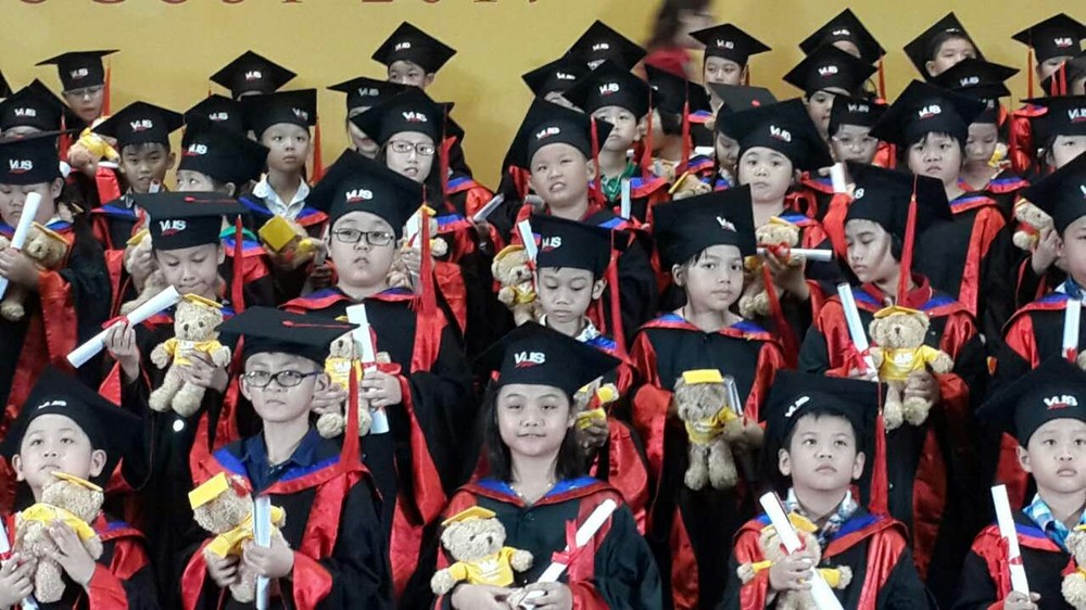 1691名越,華子弟獲頒發國際證書。