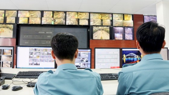 西貢河隧道管理中心的交通調度單位監察交通情況，以即時通 知職能力量有堵車、交通事故跡象的地點。