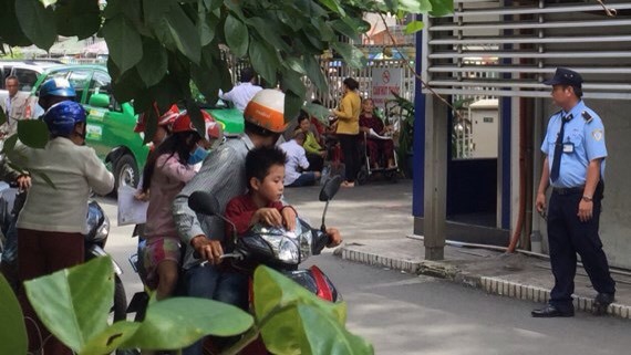 大水鑊醫院保安員經常來回巡視以及時處理擾亂秩序治安的場合。