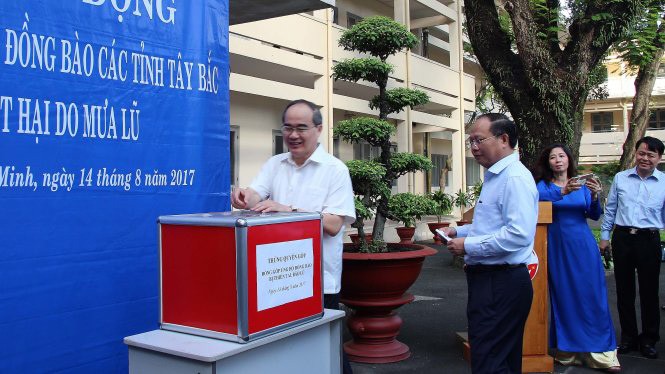 市委書記阮善仁和副書記畢成剛捐款給災民。