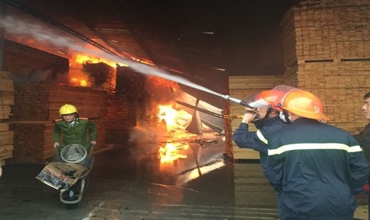 圖為北寧省桂武工業區南亞木料廠的火警現場。（示意圖源：互聯網）