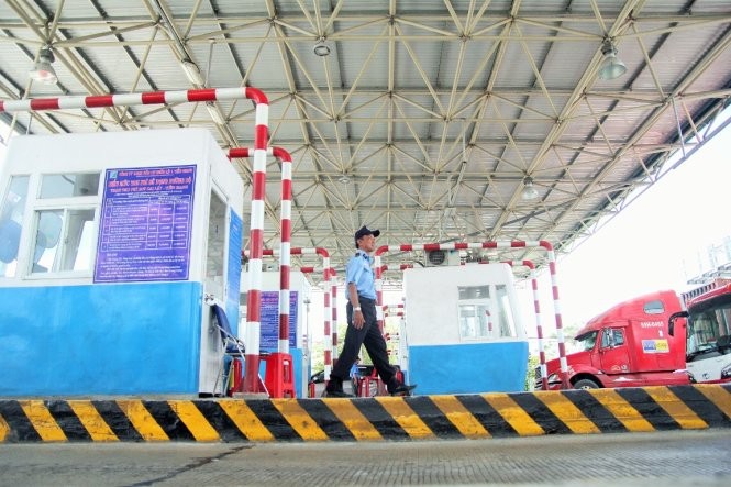 該區域僅剩下數名保安員指引車輛駛過收費站。（圖源：互聯網”）