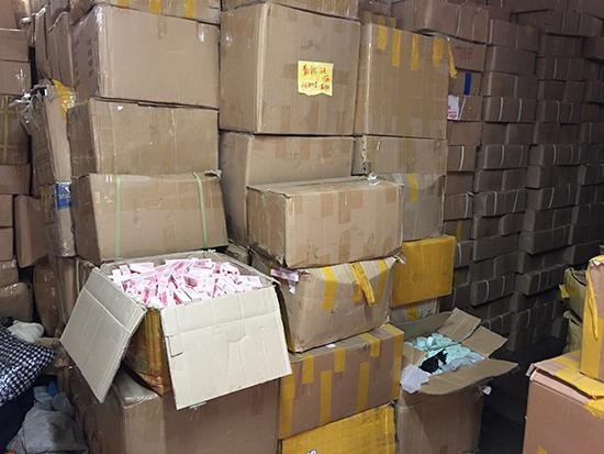 查獲的假化妝品。（圖源：許峰）