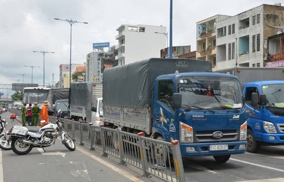 該起交通事故現場，6輛車卡在一起，頭部和尾部損壞。（圖源：互聯網）