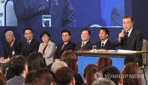 文在寅總統在青瓦台舉行就任百日記者會。（圖源：韓聯社）