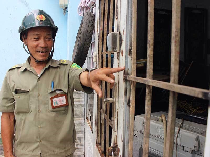 發生火警房子的門極之牢固，阮隆要費九虎二牛之力 才能弄得個缺口以鑽進屋裡救人。