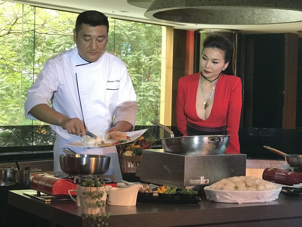 福滿樓中餐廳新主廚（左）現場表演廚藝。