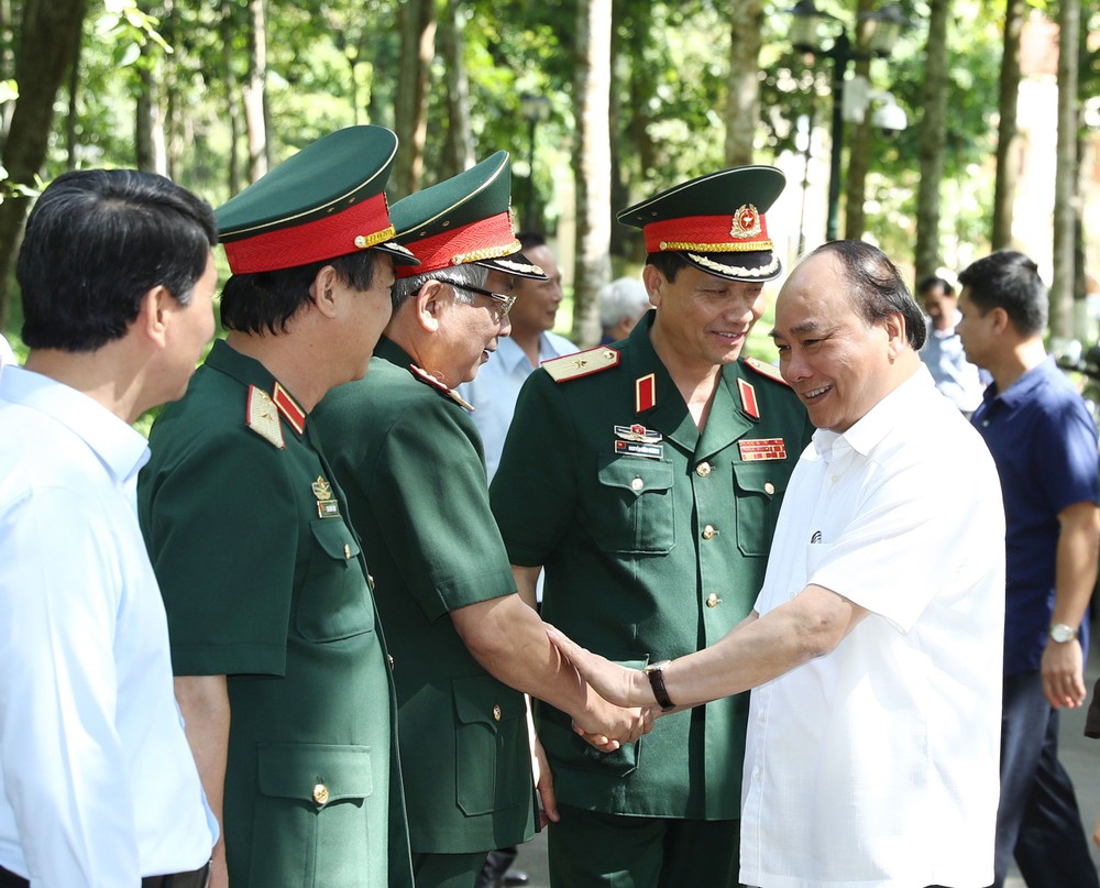胡志明主席陵管委會幹部迎接阮春福總理。(圖源：互聯網)