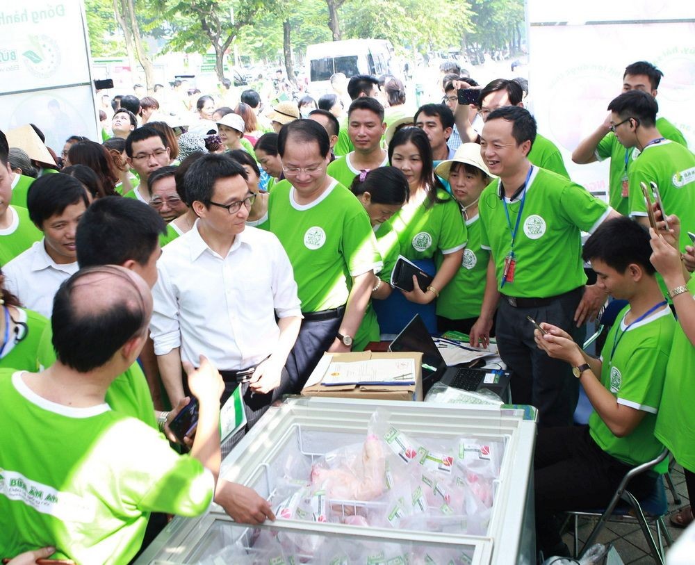 武德膽副總理參觀各攤位。(圖源：互聯網)