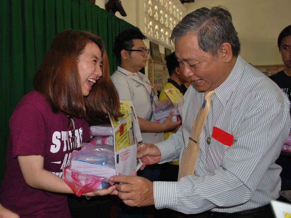 崇正大埔同鄉福利會會長鄭鑫發向優秀學生頒獎。