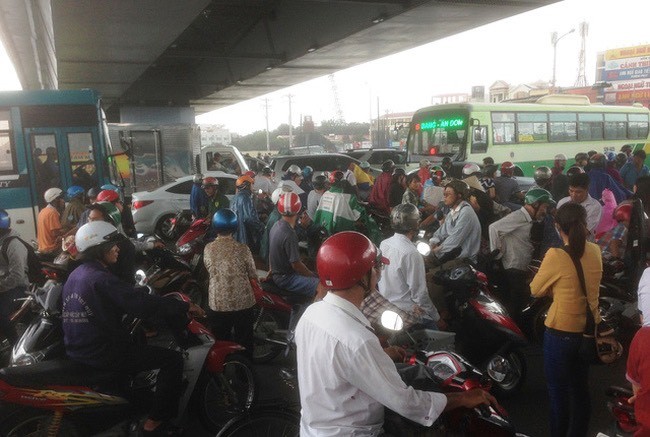 下雨時，眾多人與車隨便地停在高架橋橋底下避雨，引發交通堵塞。（示意圖源：互聯網）