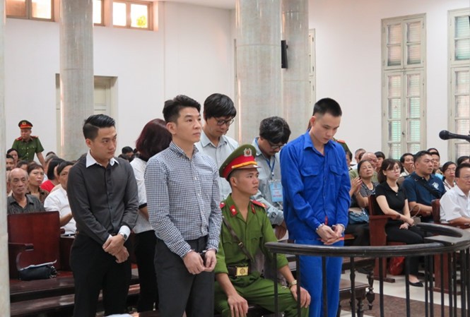 各被告人站在法庭被告席上聽審。（圖源：江龍）