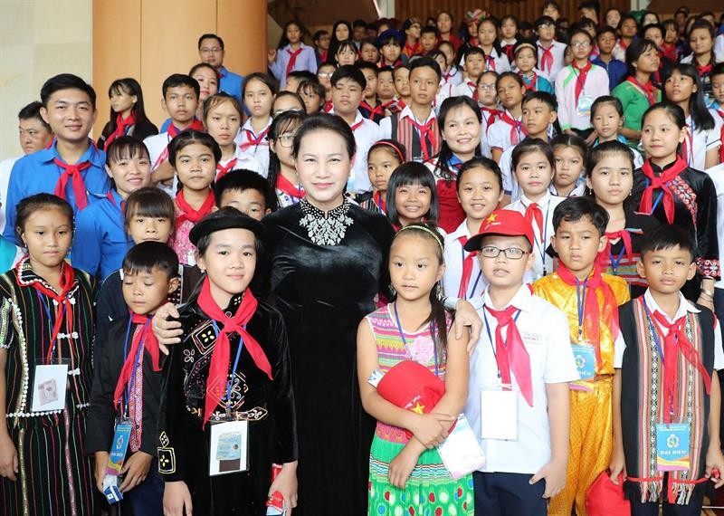 國會主席阮氏金銀與少先隊員們合影留念。（圖源：胡香）
