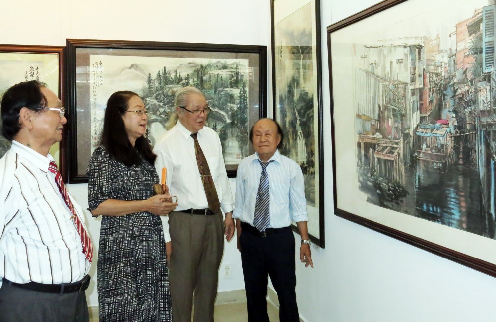 市美協領導觀賞畫展。