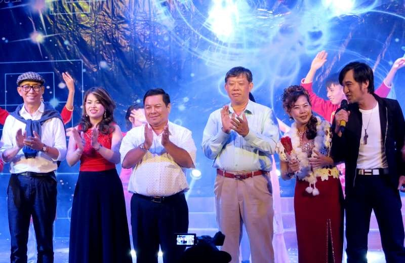 贊助商（左二、三）鼓勵歌手們越唱越好。