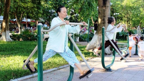 應改變思維，尊重老人的意願，讓老人可以快樂、健康地生活。