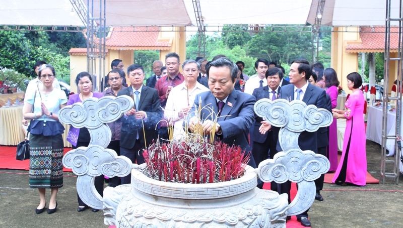 國會副主席、越-老友好議員團主席馮國顯與代表團在朱興廟歷史遺跡區上香。（圖源：忠誠）