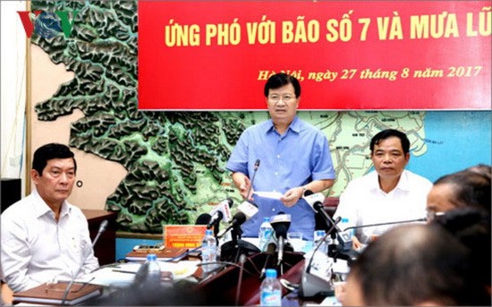 政府副總理鄭廷勇昨(27)日上午，主持同中央防範天災指委會各成員的緊急會議。（圖源：VOV）