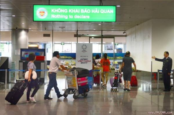 乘客在新山一機場透過綠色通道入境不需進行海關申報，但必 須對自己的申報承擔法律責任。