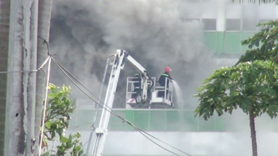 平新郡公安力量與市消防警察廳4單位上百名消防員趕抵現場滅火。（圖源：互聯網）