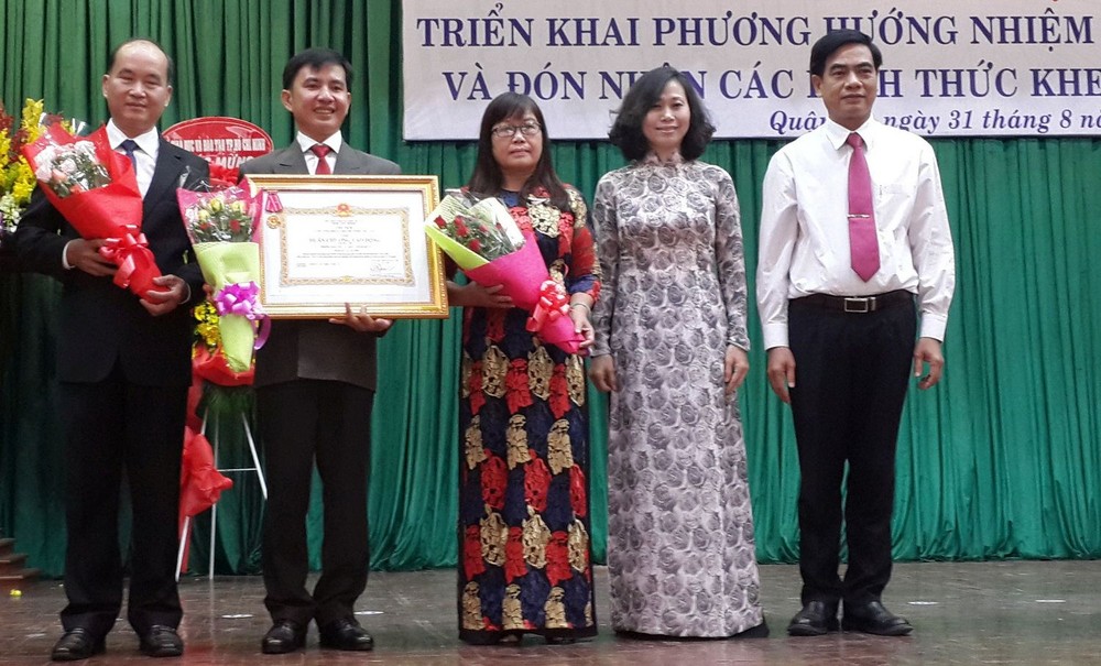 市教育廳領導向第十一郡教育科轉授勳章。