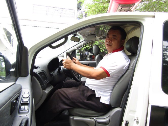阮文作與他的私人救護車。