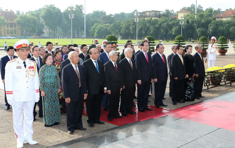 黨政領導在胡志明主席陵行禮。