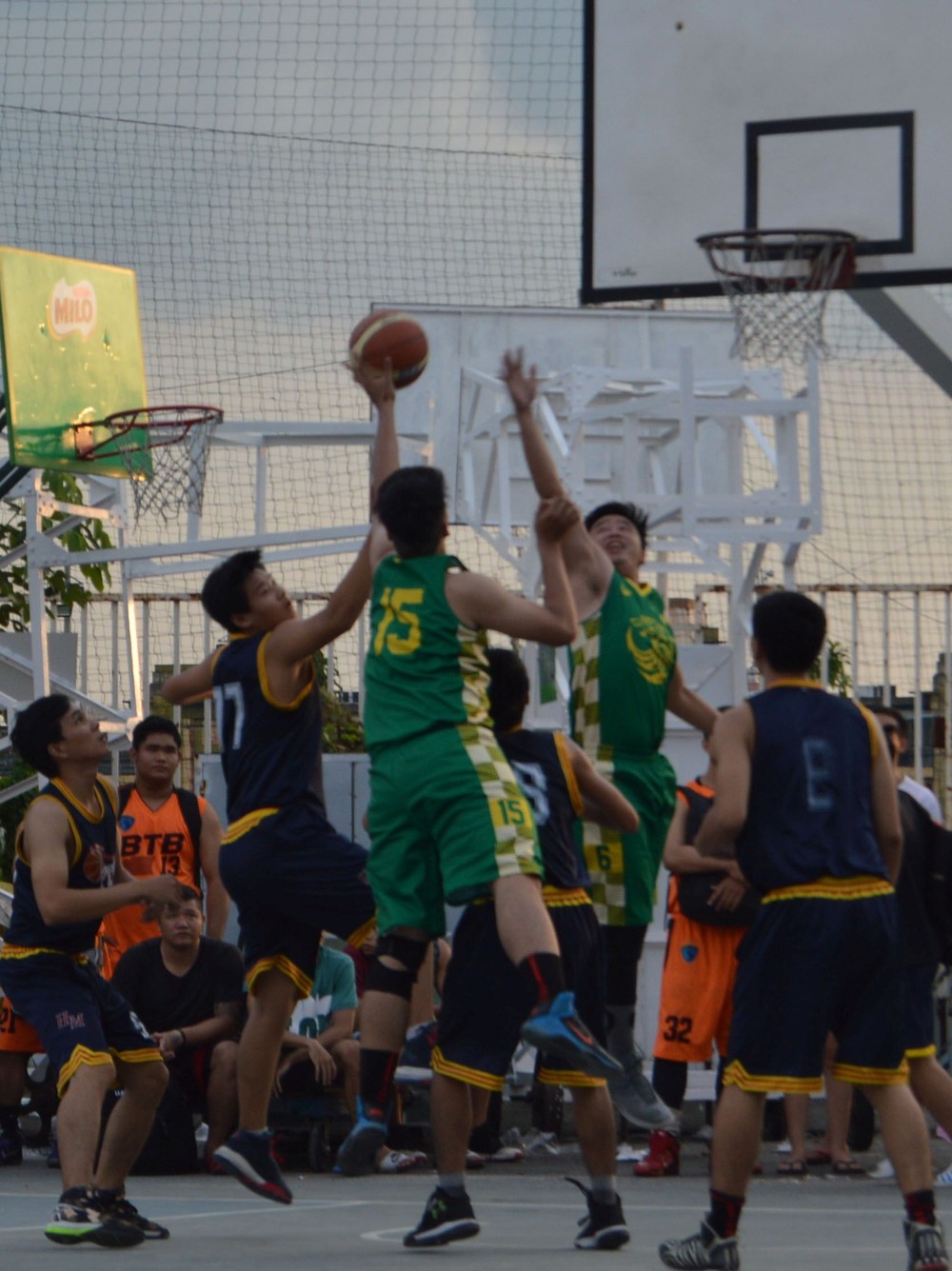 平盛郡嘉定俱樂部（綠色）對第七郡多能俱樂部A隊比賽一瞥。 