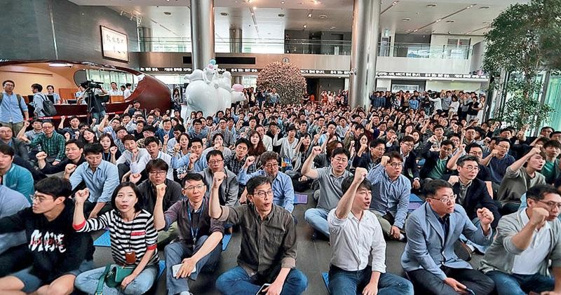 韓國文化放送(MBC)工會會員上周三在首爾總社外集會。(圖源:互聯網)