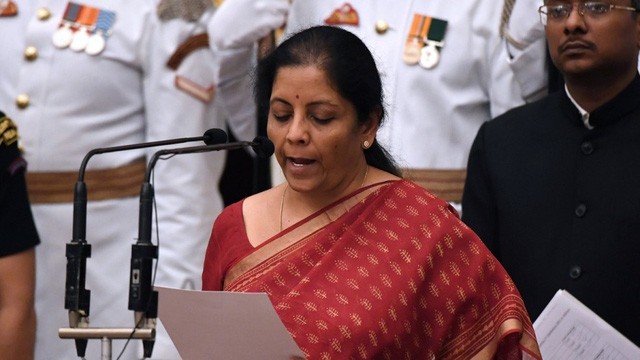 圖為印度新任國防部長尼爾馬拉·西塔拉曼(Nirmala Sitharaman)宣誓就職。(圖源:路透社)