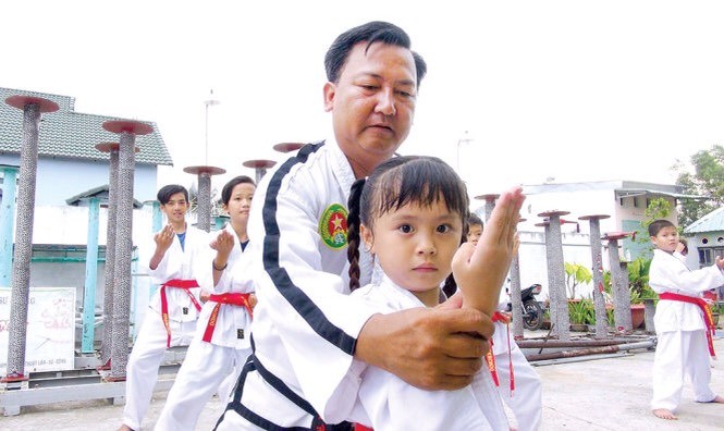 梁師父矯正每名武生的動作。