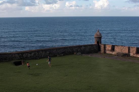 當地時間2017年9月4日，波多黎各聖胡安，剛升級為4級風暴的“厄瑪”颶風正接近加勒比海和美國南部地區。（示意圖源：互聯網）