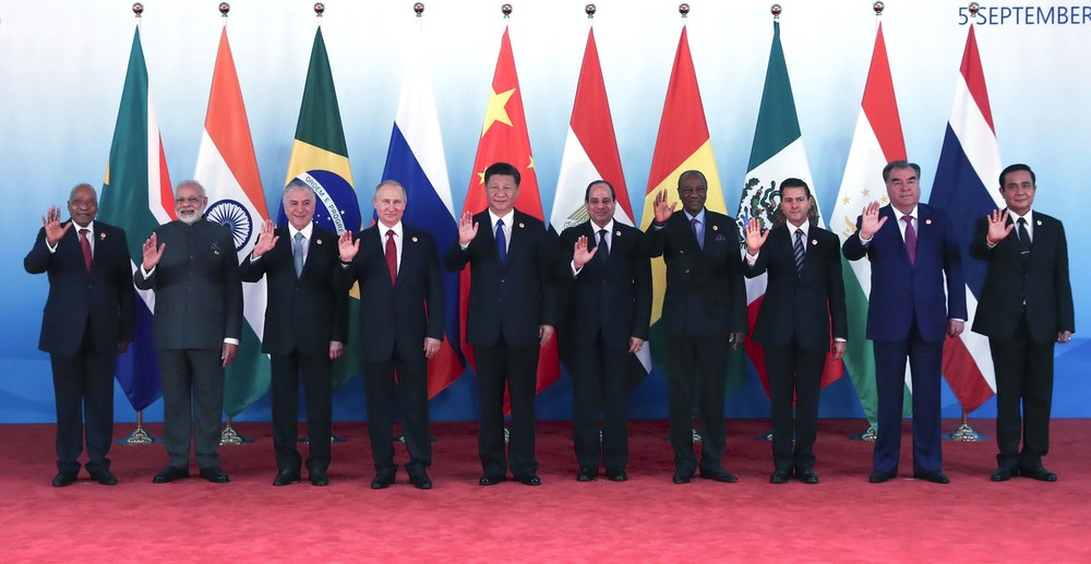 中國國家主席習近平與金磚國家領導人合影。（圖源：新華網）