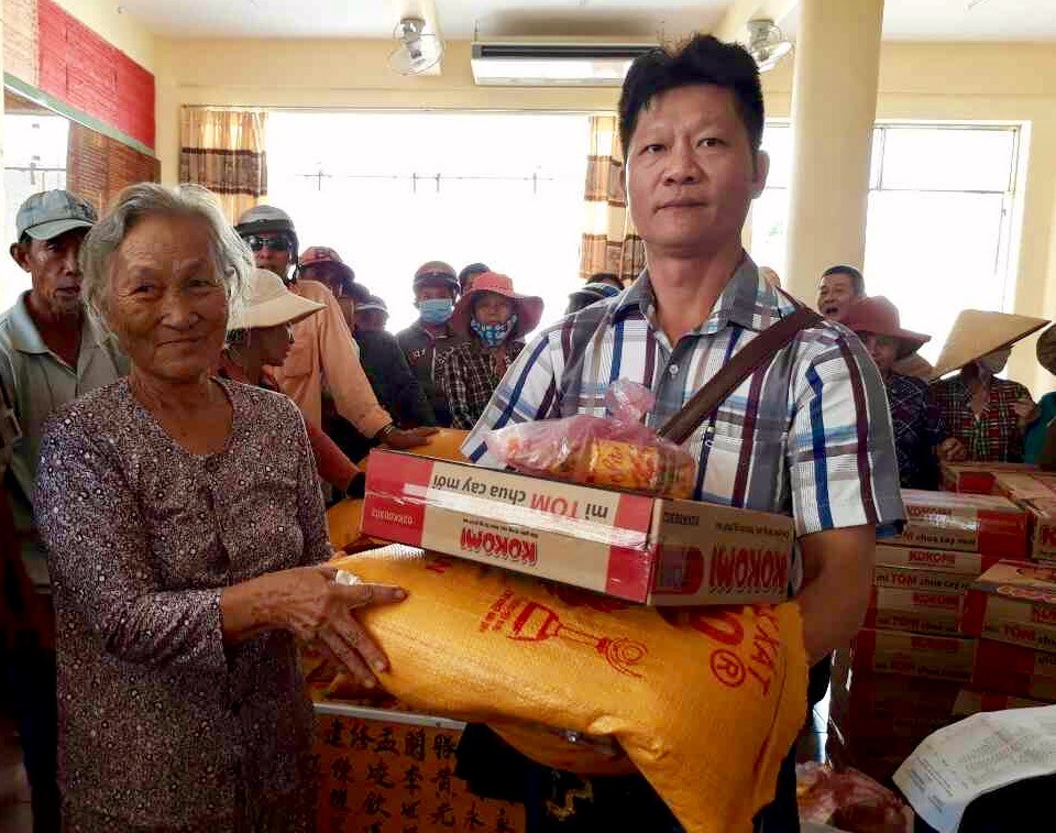 鄭家福向貧困戶派發濟貧禮物。