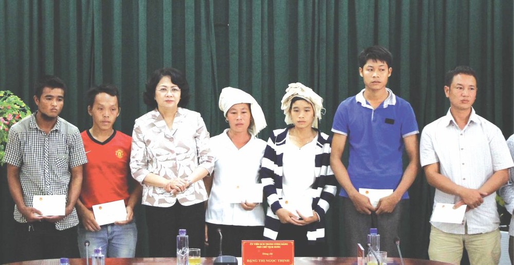 國家副主席鄧氏玉盛向災民贈送禮物。