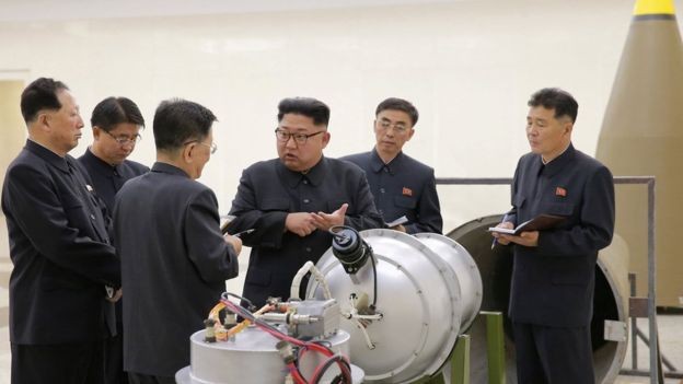 朝中社發放了金正恩視察核武器研究所“新製造氫彈”的圖片。(圖源:互聯網)
