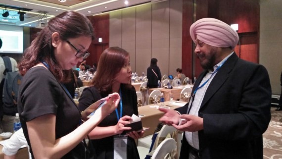 投資商在會議場外交談。