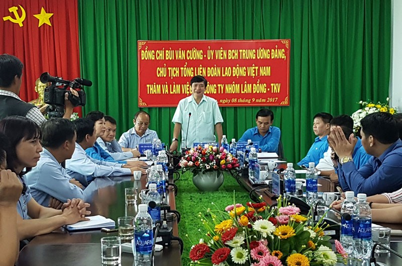 越南勞動總聯團主席裴文強(中)在會議上發表講話。(圖源:俊英)