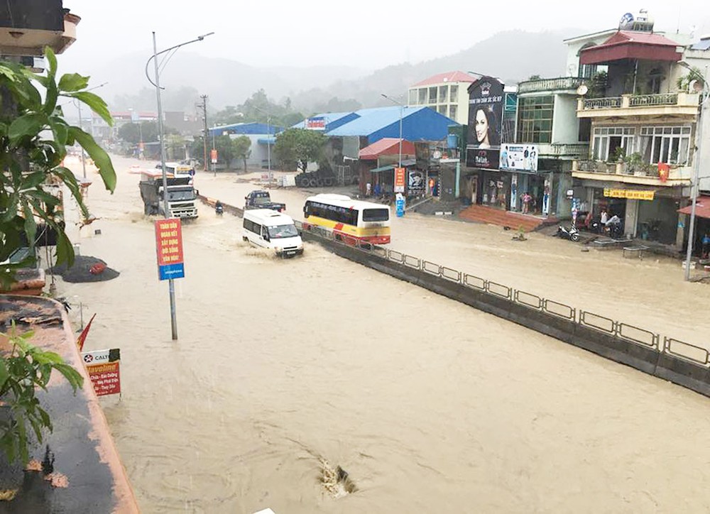 圖為錦譜市光亨坊路段的第6公里處遭受嚴重水淹。（圖源：阮光）