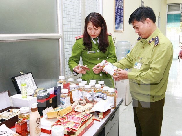 職能機關正在檢查保健品的來歷。(圖源:越通社)