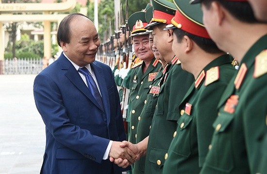 政府總理阮春福與學院幹部握手問候。(圖源:互聯網)