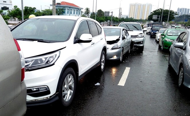 圖為該起交通事故現場，導致4輛汽車頭及尾部嚴重損壞，汽車內1人受傷，須送往醫院急救。（圖源：柯林）