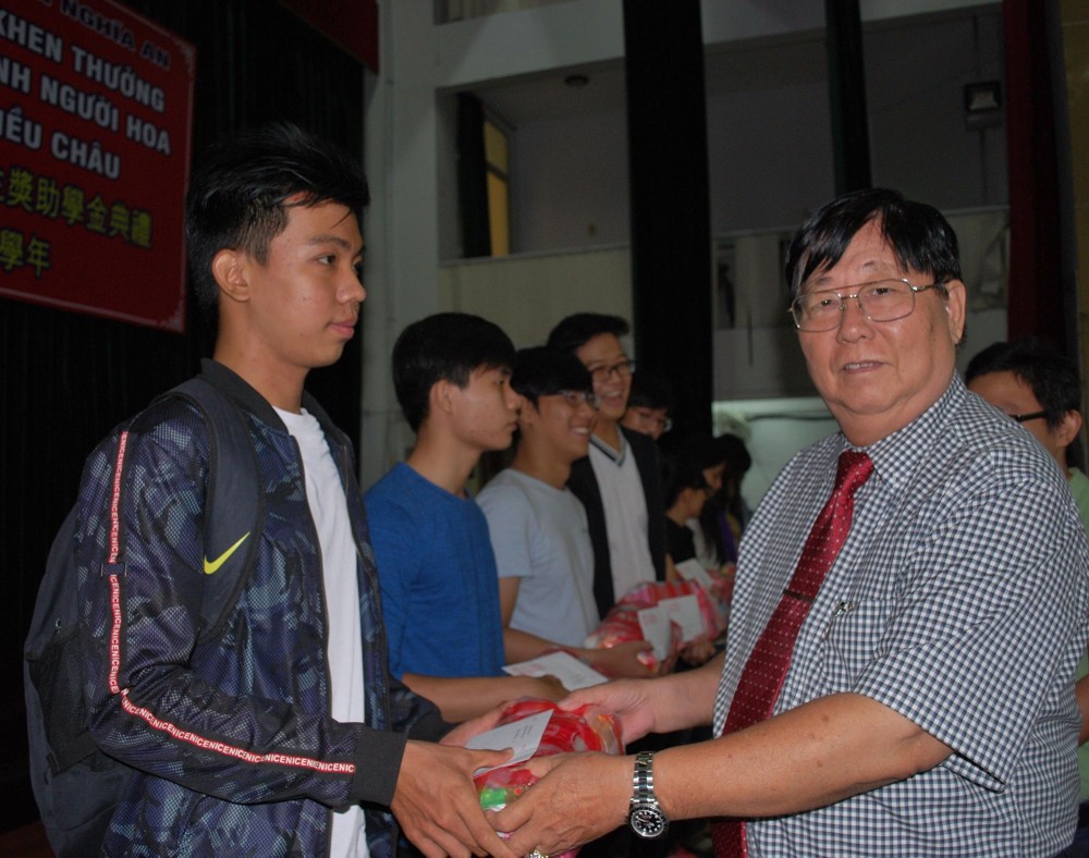 義安會館勵學會會長陳裕向大學生頒發助學金。