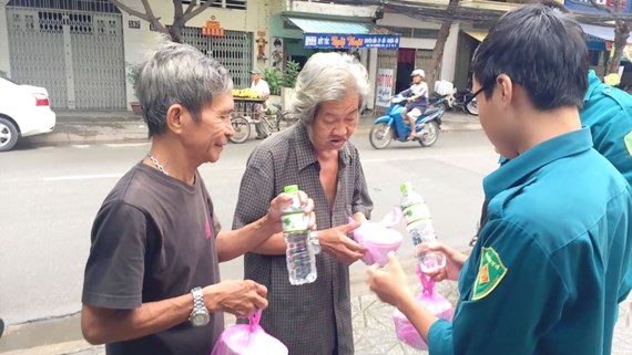 第三坊民兵向窮人發送免費飯餐。