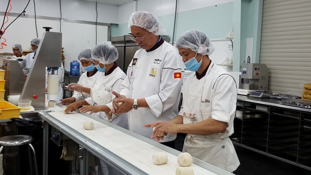 高肇力烘焙師(右二)在研製新口感月餅。