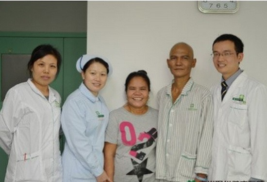 巴紐所夫婦和醫護人員合影。