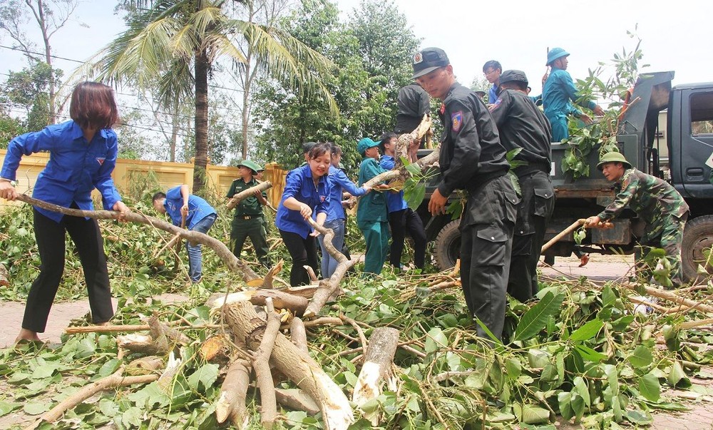 共青團員、部隊與老師一起打掃乂安爐門市宜海小學校園。