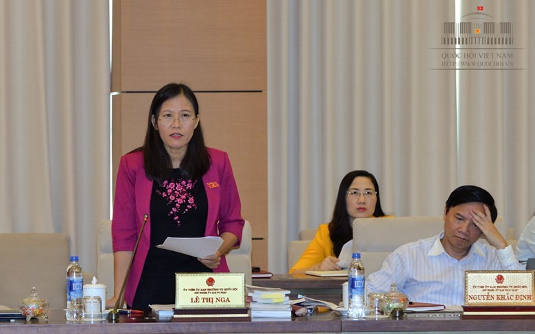國會司法委員會主任黎氏娥(左)在審查政府有關今年肅貪工作報告時表示,審查機關認同政府就貪腐行為揭發、處理工作所取得的各項結果的評價。(圖源:越南國會)