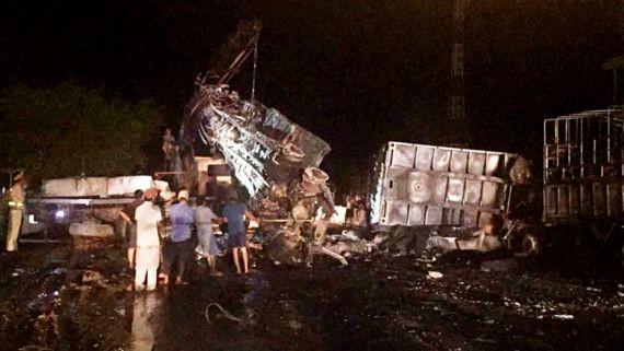 阿鍾殺害妻子後騎摩托車撞上卡車自殺,造成2卡車起火燃燒。(圖源:互聯網)